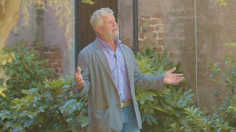 Charleston: Hidden Alleys and Historic Sites Walking Tour - The Guides: Knowledge, Charisma, and Local Insights