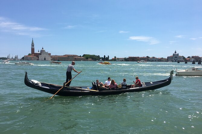 Charming Gondola Ride on the Grand Canal & Gondola Gallery - Key Points