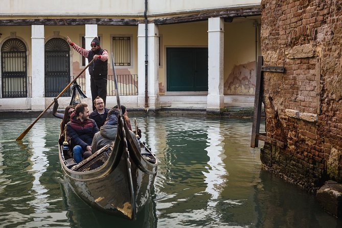 Charming Gondola Ride on the Grand Canal & Gondola Gallery - The Experience in Practice: Strengths and Limitations