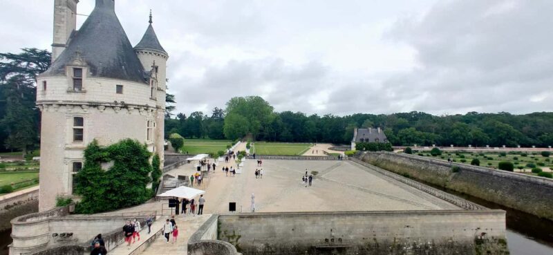 Chenonceau Castle: Private Guided Tour with Entry Ticket - Meeting Point and Tour Logistics at Château de Chenonceau