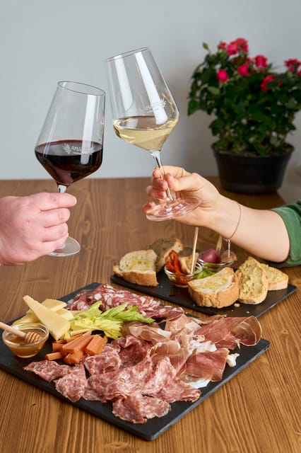 Chianni: wine and oil tasting with lunch or dinner - The Meeting Point and Accessibility