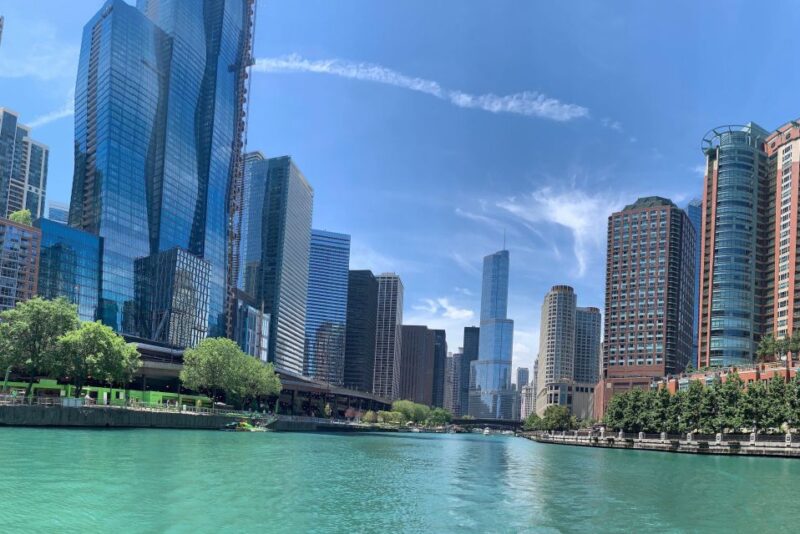 Chicago: 1.5-Hour Lake and River Architecture Cruise - Accessibility and Practical Tips