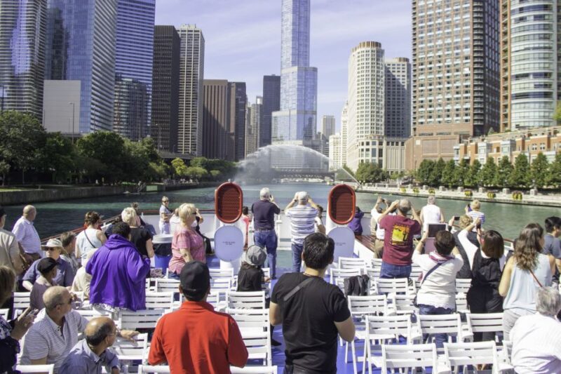 Chicago: 45-Minute Family-Friendly Architecture River Cruise - The Guides: Knowledgeable and Entertaining