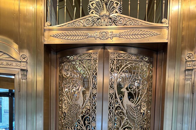 Chicago Architecture and True Crime History Tour - The Fascinating Illusion at Chase Tower