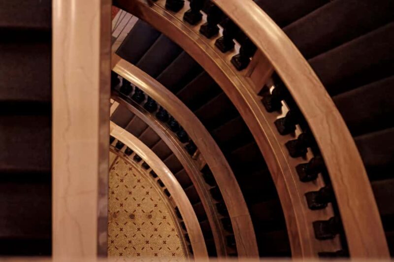 Chicago Architecture and True Crime Tour: Christmas Edition - Discover Chicago’s Architectural Styles: Beaux Arts, Art Deco, and Modernist