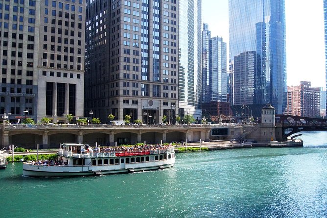 Chicago Architecture Center River Cruise aboard First Lady - Engaging Commentary from Knowledgeable Guides