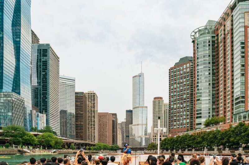 Chicago: Architecture River Cruise Skip-the-Ticket Line - The Cash Bar: Relaxing with a Drink on Board