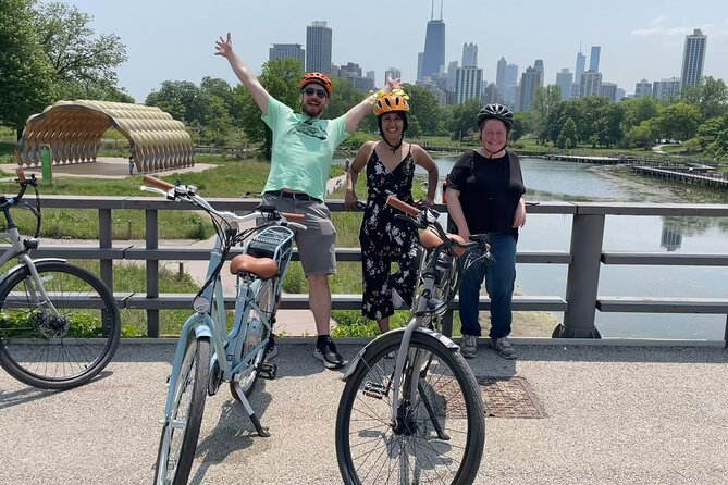 Chicago E-Bike Tour: Lakefront, Lincoln Park & Museum Campus - Knowledgeable Guide with Engaging Commentary