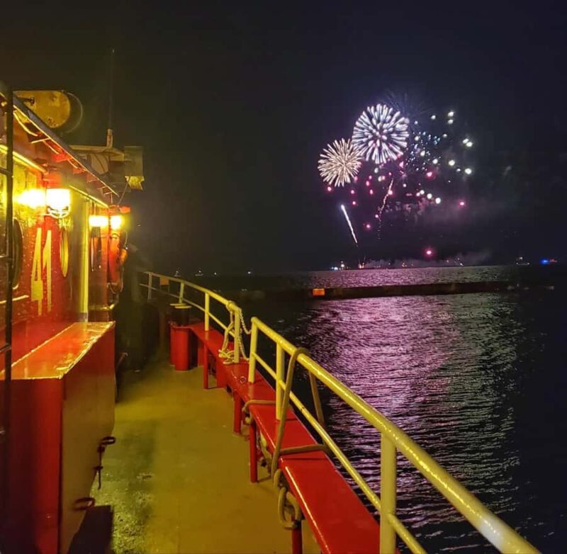 Chicago: Fireworks Cruise on a Historic Fireboat - Experience Chicago’s Skyline and Navy Piers Fireworks from a Historic Fireboat