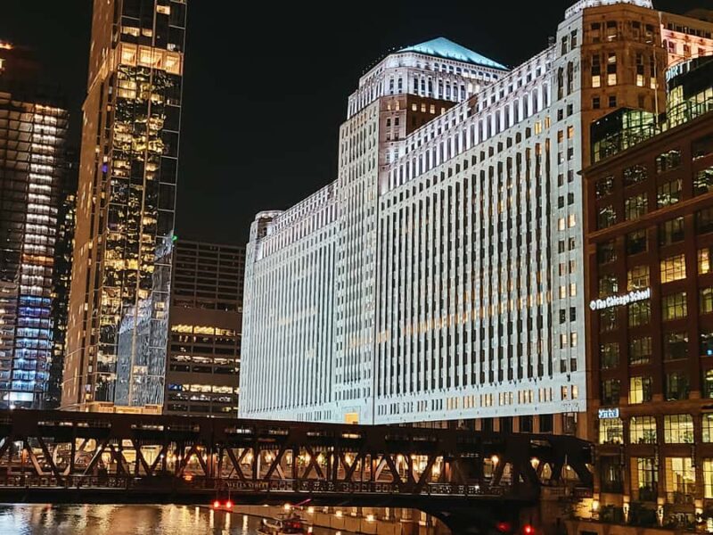 Chicago: Fireworks Cruise with Lake or River Viewing Options - Inside the Full-Service Cash Bar and Food Options