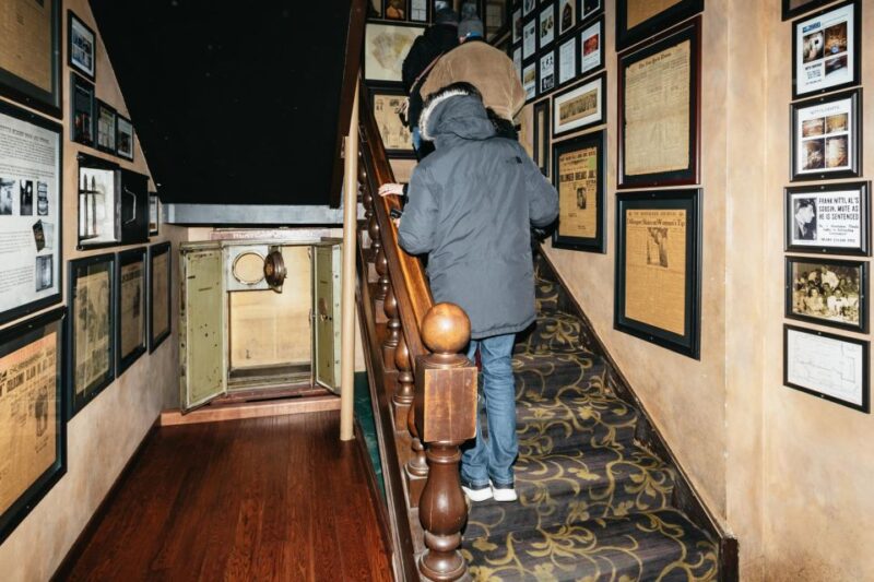 Chicago: Gangsters and Food Tasting Walking Tour - Underground Tunnels and Historic Crime Scenes