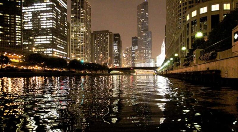 Chicago: Ghosts and Gangsters Night Kayak Tour - Key Points