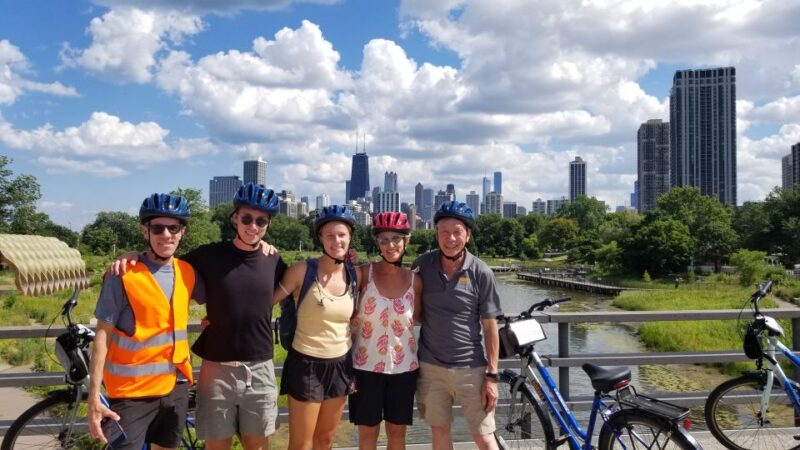 Chicago: Lakefront Neighborhoods Bike Tour - Visiting the Lincoln Park Zoo and Old Town