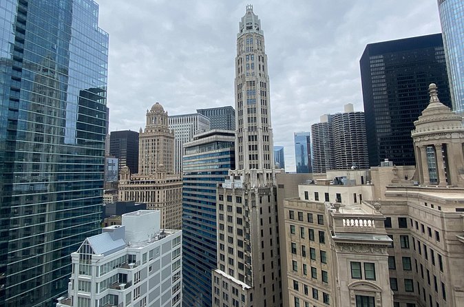 Chicago Mobsters and Movies Walking Tour - The Chicago Theatre and Mobster History