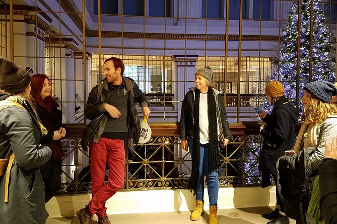 Chicago Seasonal Stroll Walking Tour of Holiday Attractions - Visiting the Chicago Theatre and the Magnificent Mile Lights