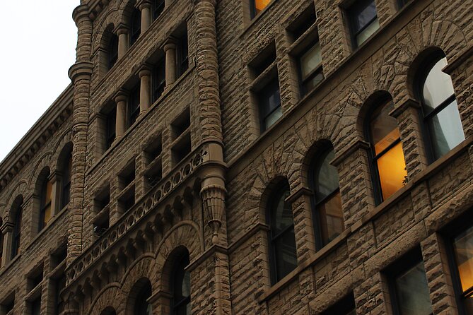 Chicago's Dark Side: Ghosts, Gangsters, and True Crime Tour - Pacing and Atmosphere: Perfect for Evening Exploration