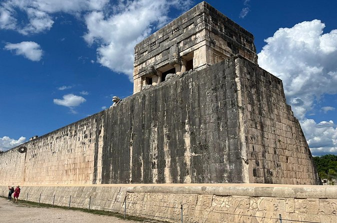 Chichén Itzá Day Tour with Cenote Swim and Valladolid Visit - Exploring Chichén Itzá: The Ancient Mayan Pyramid Complex
