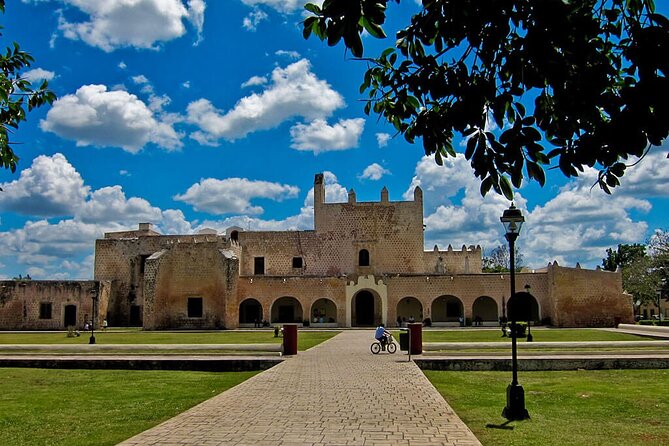 Chichén Itzá Saamal Cenote and Valladolid Tour - Visiting Chichén Itzá: The Iconic Mayan Ruins