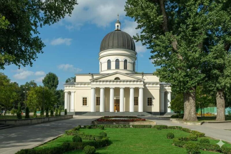 Chiinu: City Tour with Traditional Dinner and Wine - Explore Chiinu’s Landmarks and Historic Heart