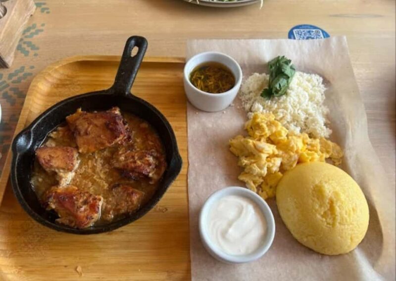 Chiinu: City Tour with Traditional Dinner and Wine - Discover Local Craftsmanship at a Leather Artisan Shop