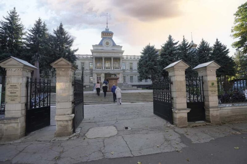 Chisinau: City Highlights Private Walking Tour - Walking Past Important Government and Religious Buildings
