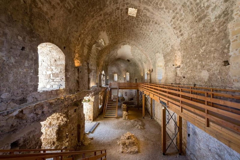 Chlemoutsi Castle: A Knights Legacy Archaeologist-Led Tour - Architectural Features and Medieval Fortress Layout