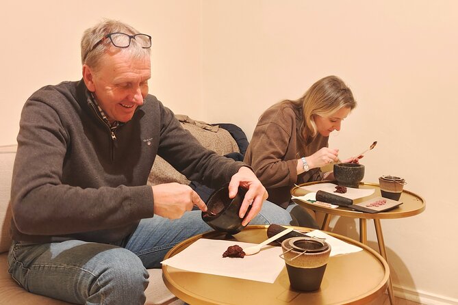 Chocolate history workshop Ghent - Making Chocolate from Cacao Beans in Ghent