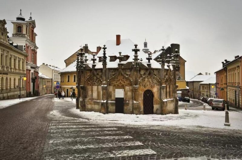 Christmas Stories in Kutna Hora Walking Tour - Admiring the Gothic Fountain’s Fine Details