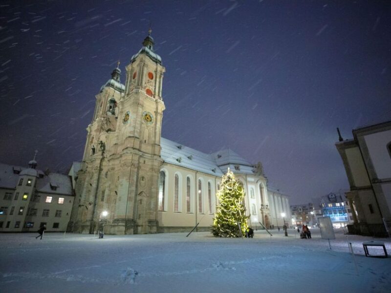 christmas tour in the city of stars - The Festive Atmosphere with Lights and Decorations