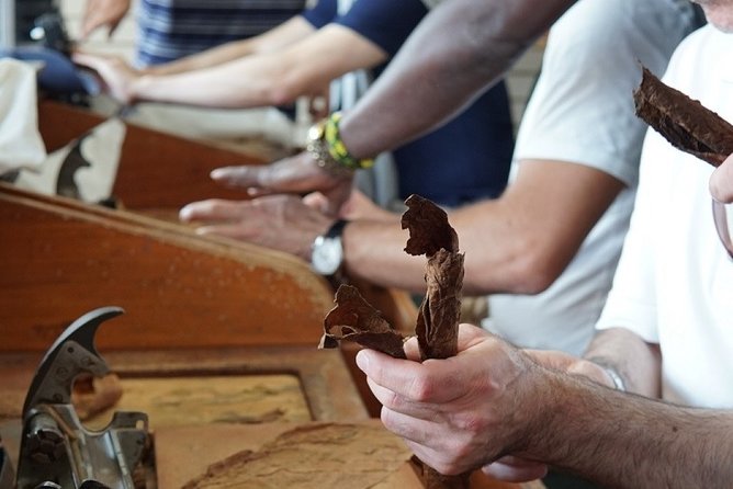 "Cigar Factory Tour Little Havana" - Trying a Handmade Cigar at Casa Habano