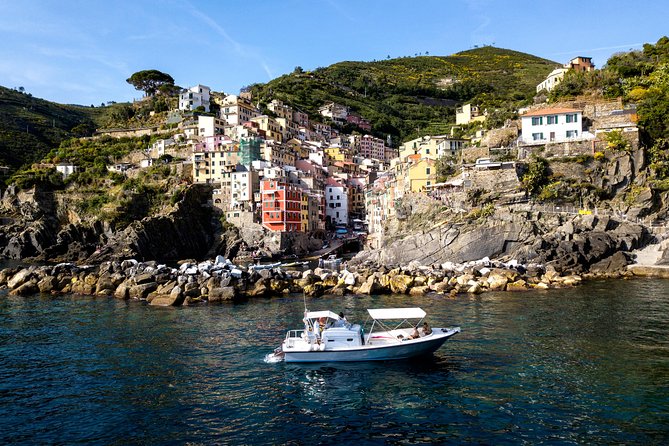 Cinque Terre Boat Tours Experience - The Experience with Guides and Crew