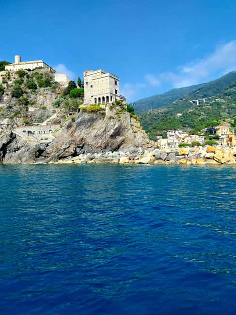 Cinque Terre Morning or Sunset Boat Tour with Aperitif - The Role of the Guide and Group Size
