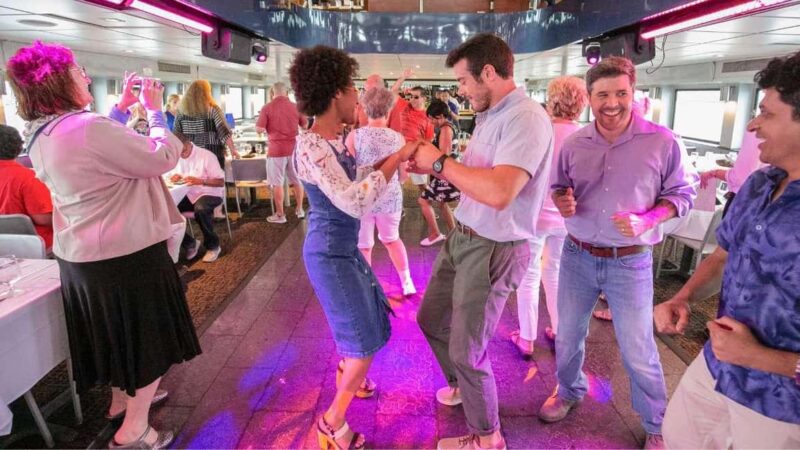 City Cruises Chicago: Lake Michigan Lunch or Dinner Cruise - Dining Experience on Ocean-View Yacht