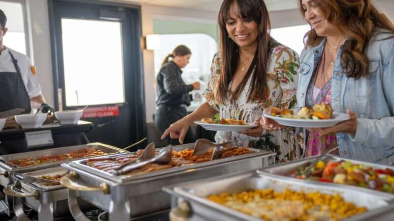 City Cruises Chicago: Lake Michigan Lunch or Dinner Cruise - Fully Stocked Cash Bar and Beverage Options