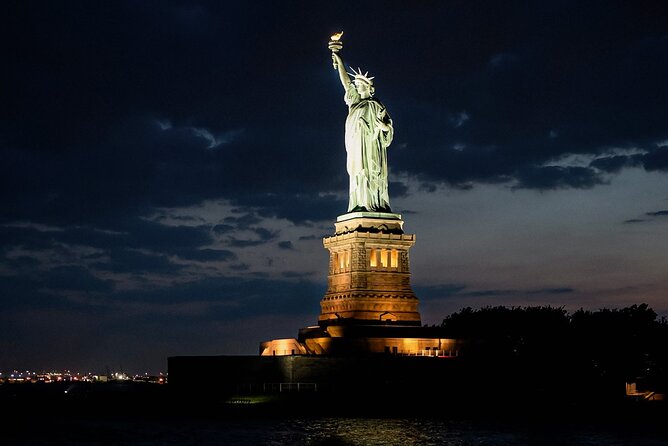 City Lights Cruise Experience the Skyline in Sparkling Lights - Under the Manhattan Bridge and the NYC Skyline