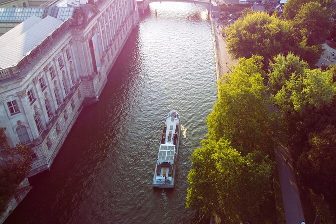 City lounge trip with the lounge ship through Berlin - The Lounge Ship Departure Point in Berlin
