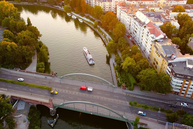 City lounge trip with the lounge ship through Berlin - Food and Drinks Options Onboard