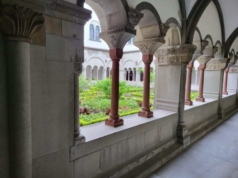 City tour historic old town Zurich - Exploring Zurichs Fountains and Baroque Gardens