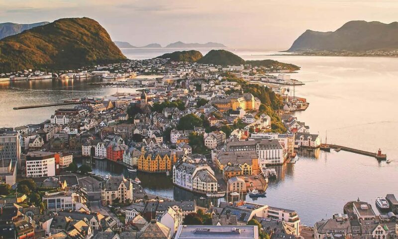 City walk in Ålesund: Art Nouveau, sea views & insider tips - Explore Ålesund’s Art Nouveau Charm and Coastal Views in 2 Hours