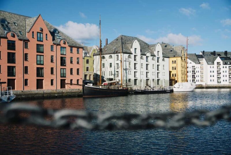 City walk in Ålesund: Art Nouveau, sea views & insider tips - Key Points