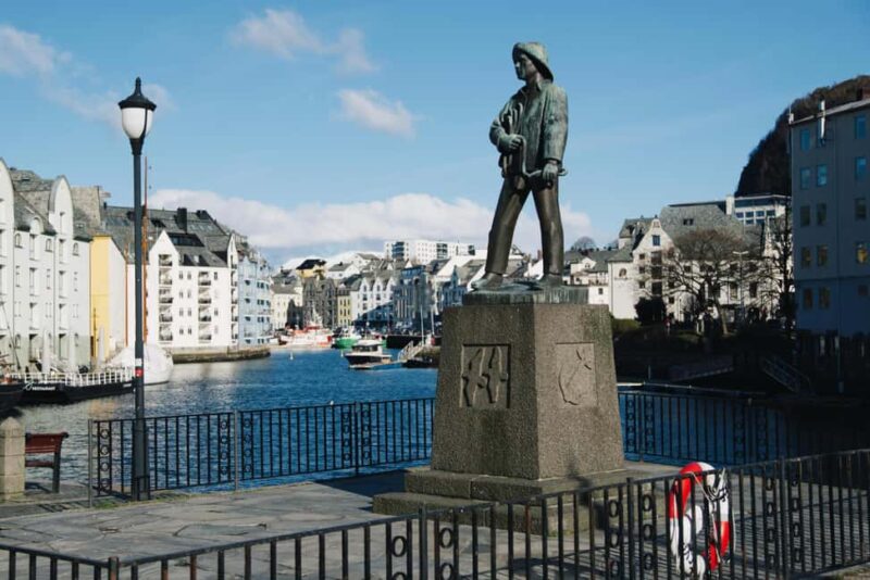 City walk in Ålesund: Art Nouveau, sea views & insider tips - Discovering Ålesund’s Art Nouveau Architecture on King’s Street