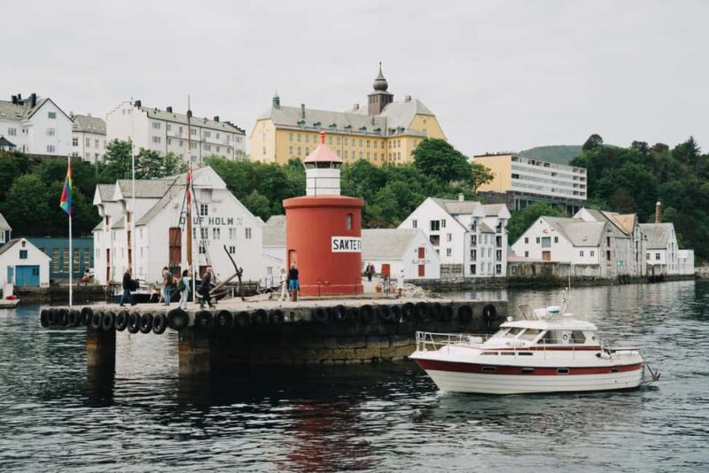 City walk in Ålesund: Art Nouveau, sea views & insider tips - Insider Tips for Restaurants and Local Shops