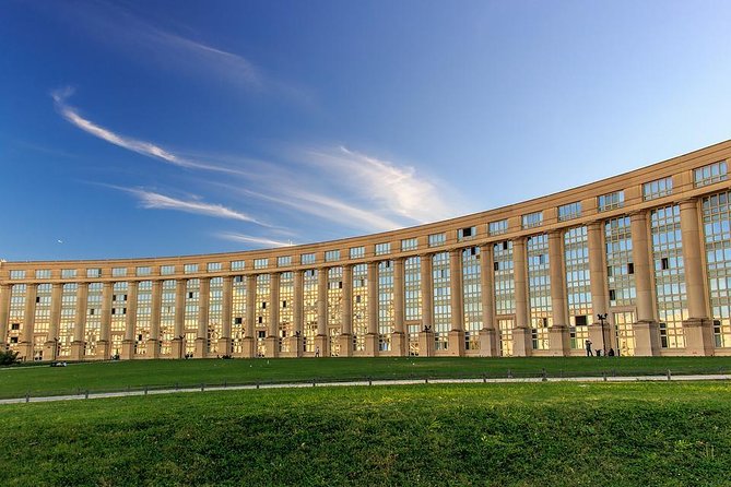 CityTour and Photo Portraits Souvenirs in Montpellier - Concluding the Tour at Porte du Peyrou