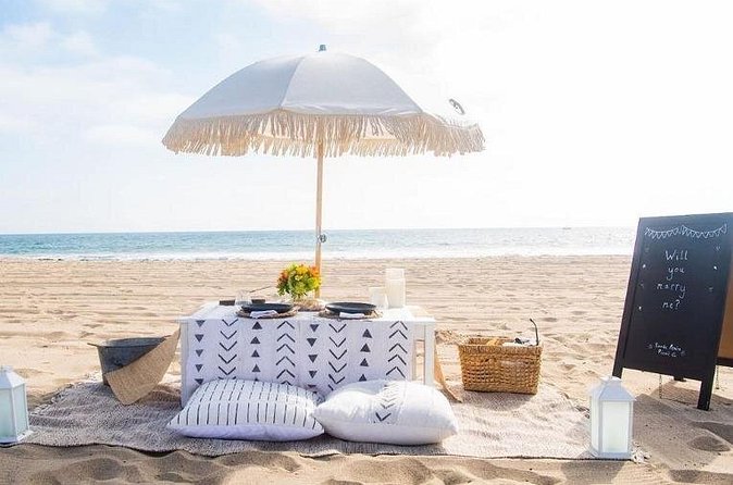 Classic Beach Picnic in Santa Monica - The Atmosphere: A Professionally Styled, Relaxed Beach Scene