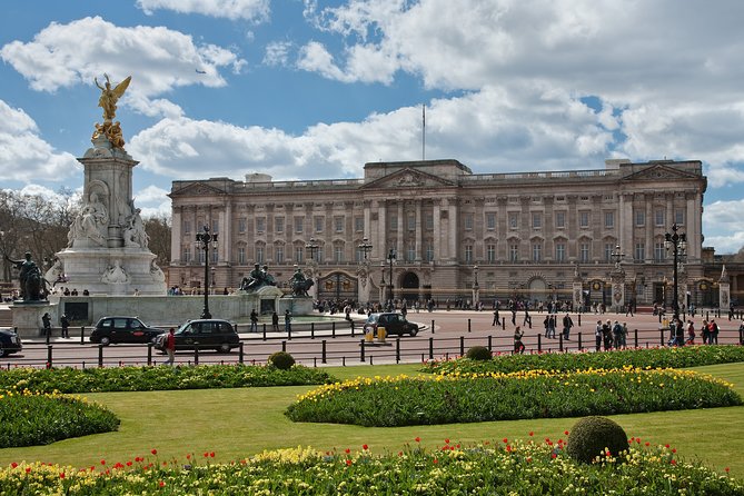 Classic London Tour & Changing the Guards History In Action - Watching the Changing of the Guard at Buckingham Palace