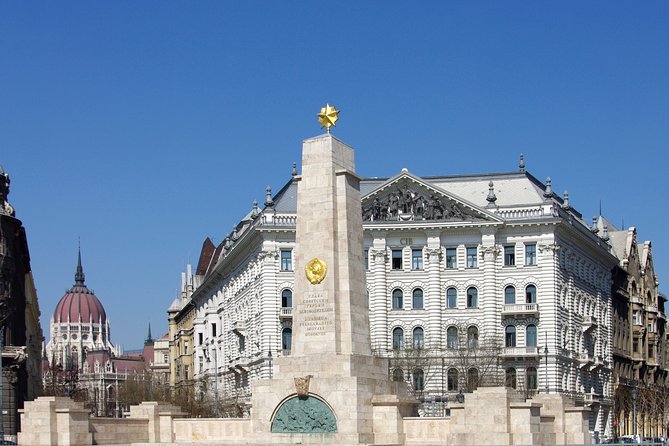 Classic Walk in Budapest Historical Center - Honoring Heroes at Kossuth Lajos Square