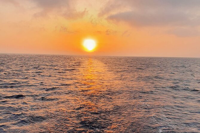 Classic Yacht Sunset group tour in Lisbon with welcome drink - Key Points