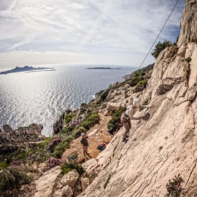 Climbing Discovery Session in the Calanques near Marseille - How the Guide Personalizes the Climbing Experience
