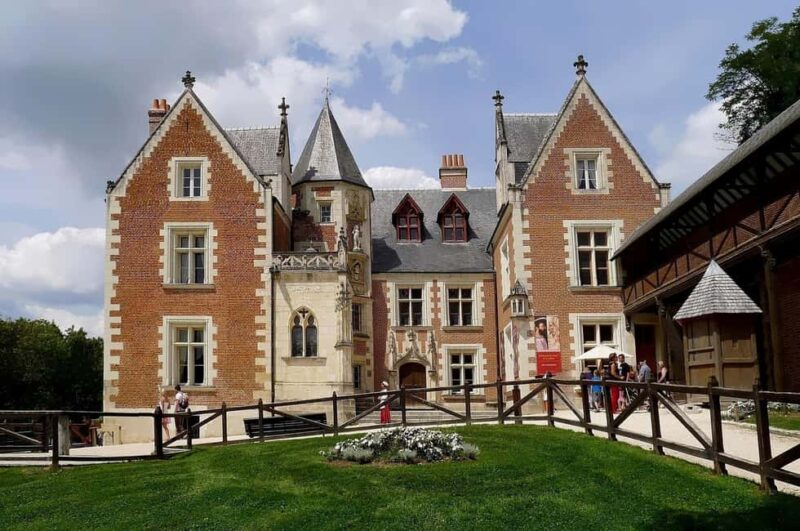 Clos Lucé: Da Vinci's Castle Private Guided Tour with Ticket - Key Points