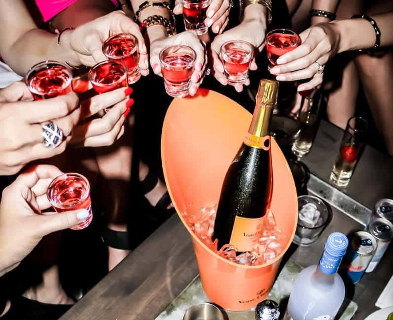 Cluj-Napoca: VIP Dining, Limo ride & Clubbing - Enjoy a Customizable 1-Hour Limousine Tour with Sparkling Wine